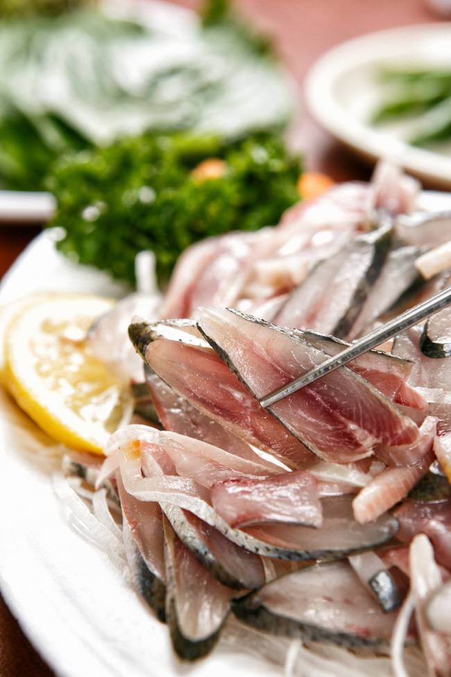 경남 남해안에서는 가을이 아닌 여름을 제철로 치는 전어. 여름 전어는 뼈가 부드러워서 회로 먹기 좋다.  게티이미지뱅크