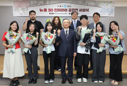 22일 LH 서울지역본부에서 개최된 ‘뉴:홈 3D 인테리어 대국민 공모전‘ 시상식에서 이한준(아래 줄 가운데) LH 사장과 공모 수상자, 관계자 등이 기념 촬영을 하고 있다. LH 제공