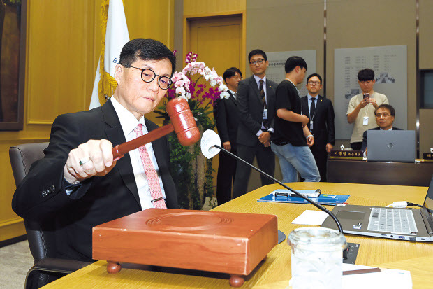 22일 한국은행이 3.50%인 기준금리를 13차례 연속 동결했다. 이창용 한국은행 총재가 이날 오전 서울 중구 한국은행 본관에서 열린 금융통화위원회 본회의에서 의사봉을 두드리고 있다. [사진공동취재단]