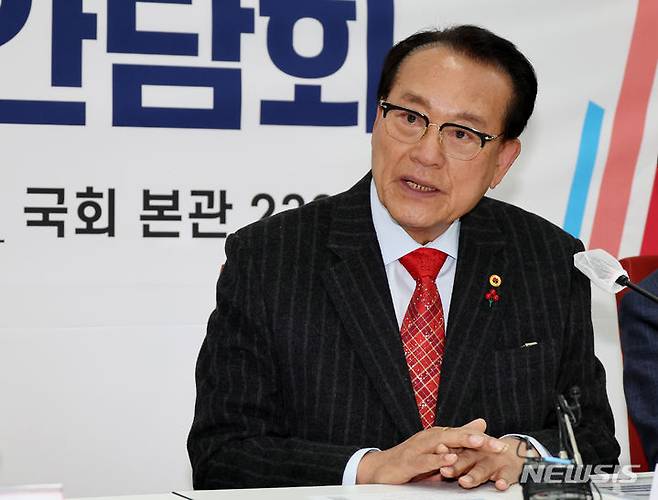 [서울=뉴시스] 이영환 기자 = 김호일 대한노인회장이 공직선거법 위반 혐의로 중앙선거관리위원회(선관위)에 고발당해 최근 경찰 조사를 받았다. 사진은 김 회장이 지난 1월17일 오전 서울 여의도 국회에서 열린 1천만 노인 시대, 어르신 정책 간담회에서 발언을 하고 있는 모습. 2024.08.22. 20hwan@newsis.com