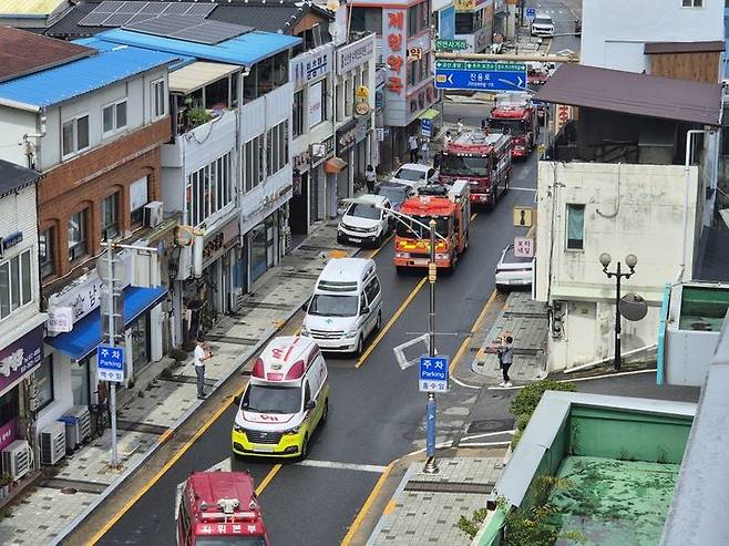 [진안=뉴시스] 전북특별자치도소방본부는 을지연습·민방위 훈련과 연계해 실시된 '소방차 길 터주기 훈련'을 성공적으로 진행했다고 22일 밝혔다. 진안군 진안읍의 한 도로에서 소방차 길 터주기 훈련이 진행되고 있다. (사진=전북특별자치도소방본부 제공) 2024.08.22. photo@newsis.com *재판매 및 DB 금지