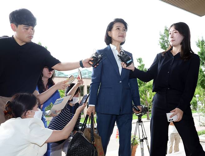 이진숙 당시 방송통신위원장이 첫 출근길에 "앞으로의 계획"을 묻는 기자들의 질문에 답하고 있다.