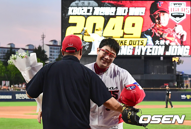 [OSEN=광주, 이석우 기자] 21일 광주-기아 챔피언스필드에서 2024 신한 SOL 뱅크 KBO 리그 KIA 타이거즈와 롯데 자이언츠의 경기가 열렸다.홈팀 KIA는 양현종이 선발 출전하고 방문팀 롯데는 박세웅이 선발 출전했다.KIA 타이거즈 선발투수 양현종이 3회초 2사 1루 롯데 자이언츠 윤동희를 삼진으로 잡고 KBO 통산 최다탈삼진 신기록(2049개)을 세우고 이범호 감독과 기쁨을 나누고 있다. 2024.08.21 / foto0307@osen.co.kr