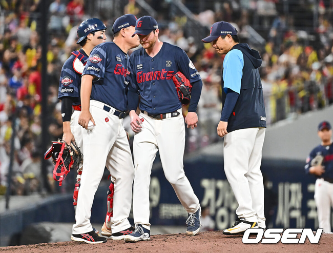 [OSEN=광주, 이석우 기자] 22일 광주-기아 챔피언스필드에서 2024 신한 SOL 뱅크 KBO 리그 KIA 타이거즈와 롯데 자이언츠의 경기가 열렸다.홈팀 KIA는 김도현이 선발 출전하고 방문팀 롯데는 반즈가 선발 출전했다.롯데 자이언츠 반즈가 6회말 교체되고 있다. 2024.08.22 / foto0307@osen.co.kr