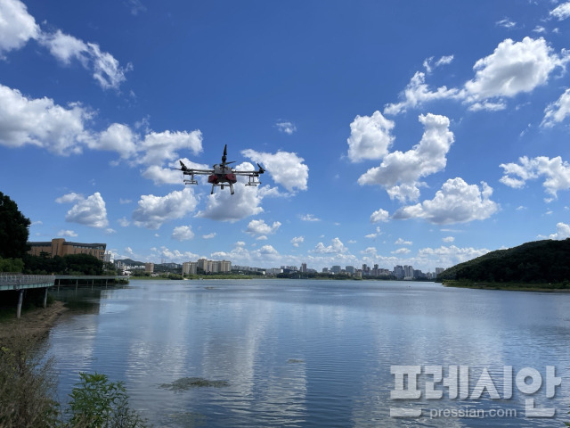 ▲용인 기흥호수공원에서 드론을 활용해 녹조제거제를 살포하고 있는 모습. ⓒ용인특례시