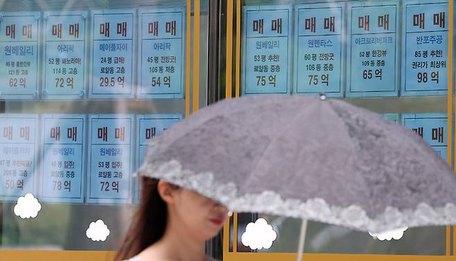 한국은행이 기준금리를 연 3.50%로 동결한 22일 서울 서초구 한 공인중개사무소에 매물 안내문이 붙여져 있다. 뉴스1