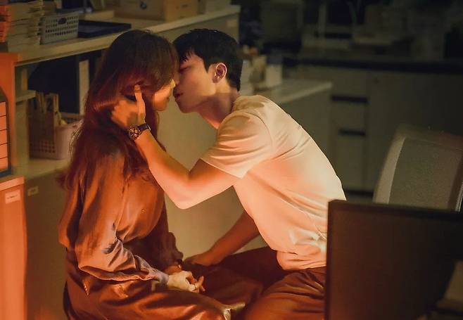 드라마 <졸업>(tvN)의 한 장면. 사교육 강사들의 교육적 갈등과 로맨스를 그렸다.ⓒtvN 제공