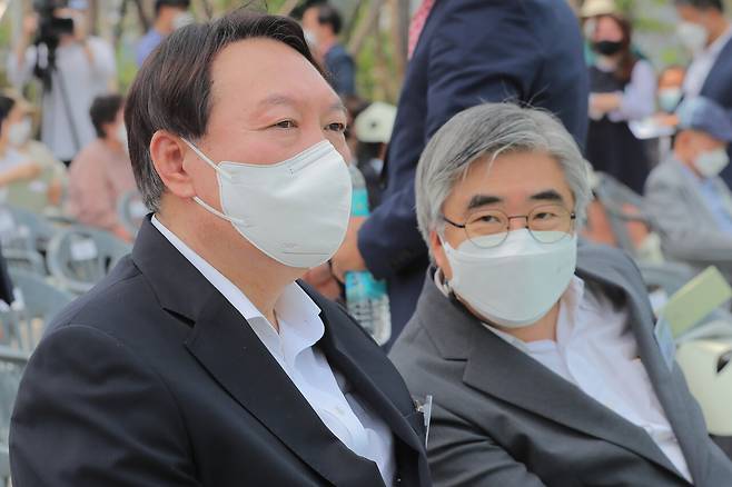2021년 6월9일 서울 남산예장공원 개장식에 참석한 윤석열 전 검찰총장과 이철우 교수(오른쪽)가 나란히 앉아 있다. ⓒ연합뉴스
