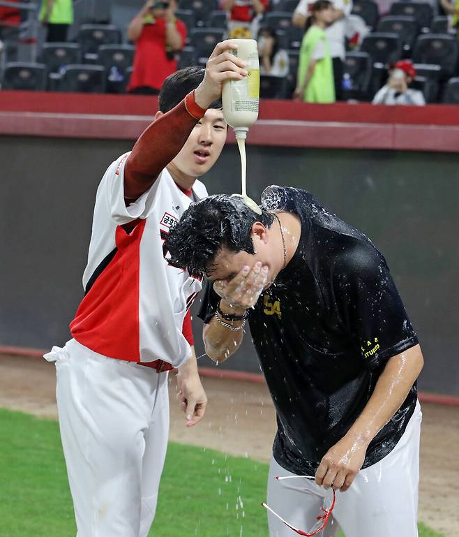 ▲ 평소 후배들의 축하 세리머니에 앞장 선 양현종은 이날 대기록을 축하하는 후배들의 물벼락을 맞았다. ⓒKIA타이거즈