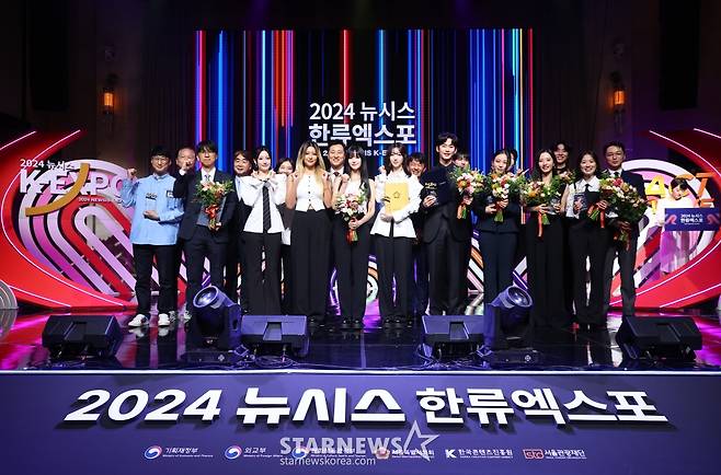 [서울=뉴시스] 황준선 기자 = 염영남 뉴시스 대표이사와 오세훈 서울시장, 최호정 서울시의회 의장을 비롯한 시상자와 수상자들이 22일 오후 서울 강남구 조선팰리스강남 그레이트홀에서 열린 제6회 뉴시스 한류엑스포(2024 뉴시스 한류엑스포)에서 기념촬영 하고 있다. 2024.08.22. hwang@newsis.com /사진=황준선