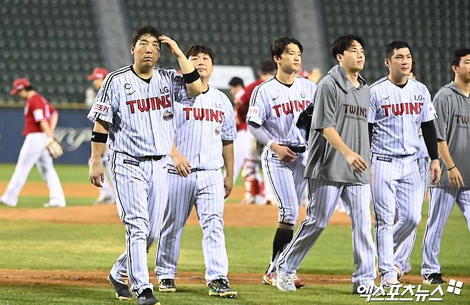 LG는 21일 잠실구장에서 열린 '2024 신한 SOL Bank KBO 리그' SSG와 주중 3연전 두 번째 경기에서 1-5로 패했다. 팀은 경기 후반 구원진이 추가 실점하며 추격의 동력을 잃었다. 잠실, 김한준 기자