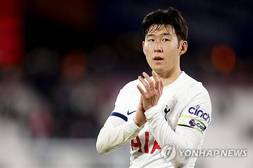 손흥민을 향한 현지 비판이 엇갈리고 있다. 현실적으로 방출을 고려해야 한다는 주장과 너무 가혹하다는 주장이 충돌하고 있다.&nbsp;영국 풋볼 365는 '토트넘의 공격 3인방 중 우리를 가장 놀라게 한 선수는 바로 손흥민이다. 손흥민의 커리어는 이제 상승 궤도에 있지 않다'고 주장했다. 반면, 더보이홋스퍼는 '토트넘 레전드 제이미 오하라가 레스터전 무승부 이후 토트넘 스타들을 가혹하게 비판했다'며 손흥민 등을 향한 비판이 지나치다고 전했다. 연합뉴스