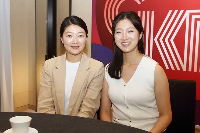 LA시장실서 '제10차 세계한인정치인포럼'에 파견한 한인 대표단 (서울=연합뉴스) 성도현 기자 = '제10차 세계한인정치인포럼'에 참석하기 위해 최근 방한한 LA시 한인 대표단 김지은 공보실 한국어담당 대변인(왼쪽)과 이수인 LA시 경제개발부 중소기업정책 매니저가 지난 21일 행사장인 서울 영등포구 페어몬트 앰배서더 서울에서 연합뉴스와 인터뷰를 하고 있다. 2024.8.22 raphael@yna.co.kr