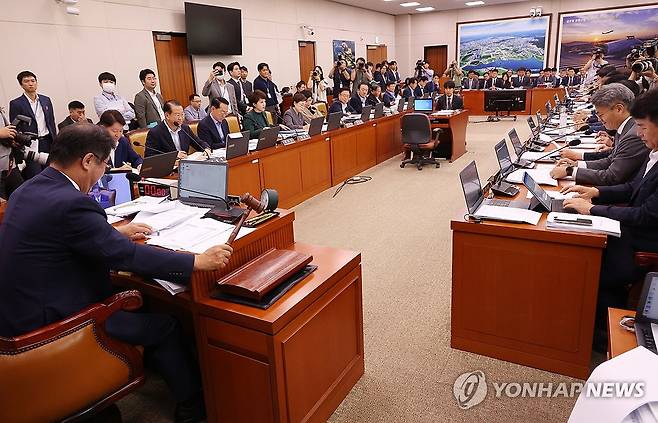 국토위, 전세사기특별법 개정안 처리 국회 국토교통위원회 맹성규 위원장이 8월 21일 국회에서 열린 전체회의에서 의사봉을 두드리고 있다. [연합뉴스 자료사진]