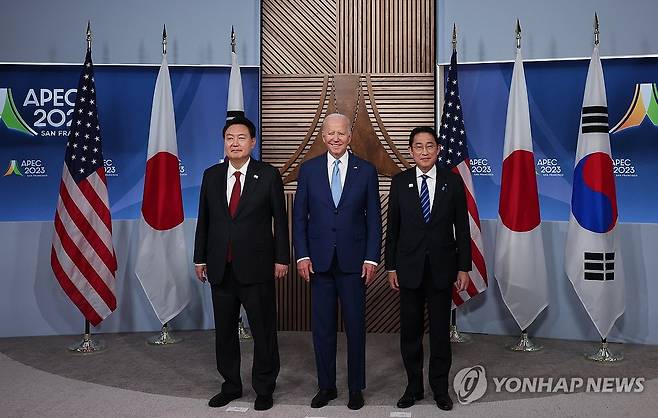 APEC 행사장에서 나란히 선 한미일 정상 (샌프란시스코=연합뉴스) 임헌정 기자 = 아시아태평양경제협력체(APEC) 정상회의 참석차 미국을 방문 중인 윤석열 대통령이 16일(현지시간) 미국 샌프란시스코 모스코니센터에서 열린 한미일 정상 회동에서 조 바이든 미국 대통령, 기시다 후미오 일본 총리와 기념촬영을 하고 있다. 2023.11.17 [공동취재] kane@yna.co.kr