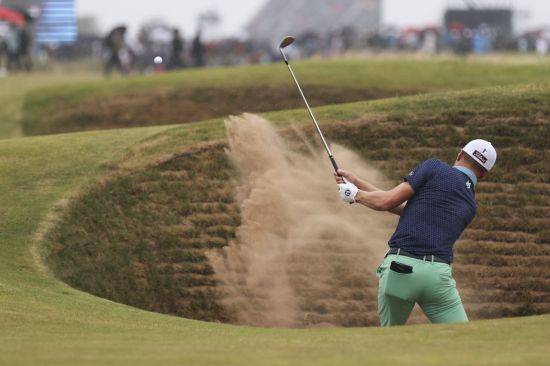 벙커에서 탈출할 자신이 없다면 2벌타를 받고 벙커 밖으로 나오면 된다.