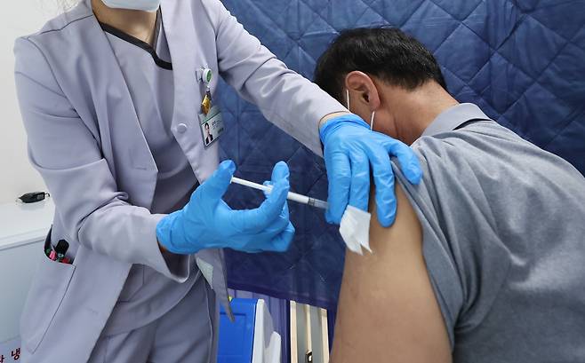고위험군과 65세 이상 고령자를 대상으로 코로나19 백신 무료접종이 시작된 지난해 10월 19일 서울 강서구 부민병원을 찾은 한 어르신이 코로나19 백신을 접종 받고 있다. /뉴스1