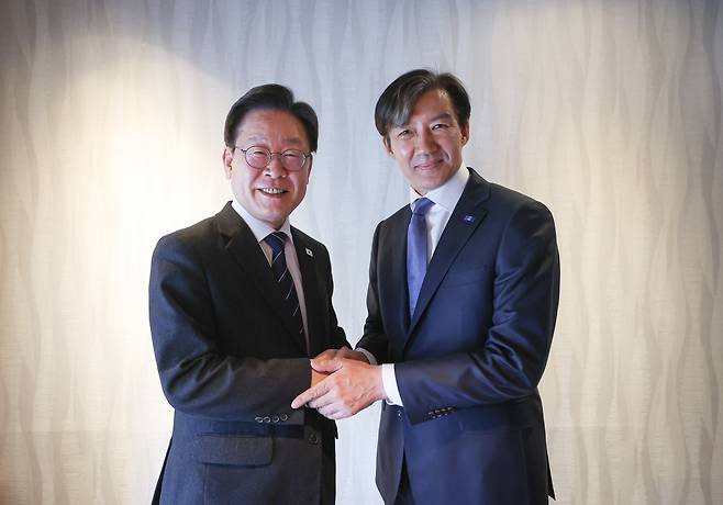 이재명 더불어민주당 대표(왼쪽)와 조국 조국혁신당 대표가 25일 서울 모처에서 열린 비공개 만찬 회동에서 기념촬영을 하고 있다./더불어민주당 제공