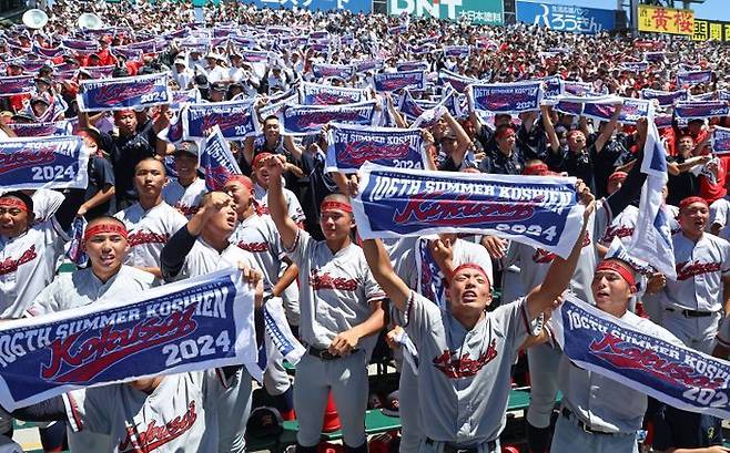 23일 일본 효고현 니시노미야 한신 고시엔구장에서 열린 일본 전국 고교야구선수권대회(고시엔) 결승전 교토국제고와 간토다이이치고 경기. 2-1 승리를 거두고 우승을 차지한 일본 내 한국계 민족학교인 교토국제고 야구부 재학생들이 관중석에서 교가를 부르고 있다. ⓒ연합뉴스