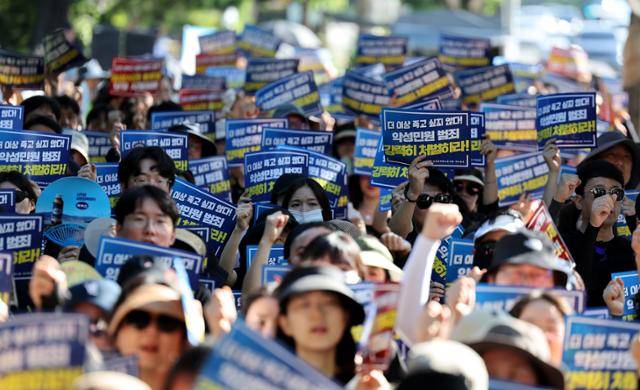 전국공무원노동조합 대구지역본부 달서구지부원들이 1일 오전 대구 달서구청 앞에서 열린 악성민원 대응 실효적인 대책 마련 촉구 및 규탄 집회에서 구호를 외치고 있다. 대구=뉴시스