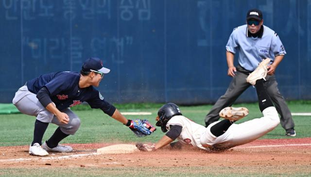 덕수고 박종혁이 23일 서울 목동구장에서 열린 제52회 봉황대기 전국고교야구대회 충훈고와의 경기 3회말 3루 도루에 성공하고 있다. 수비는 충훈 3루수 최경민. 고영권 기자