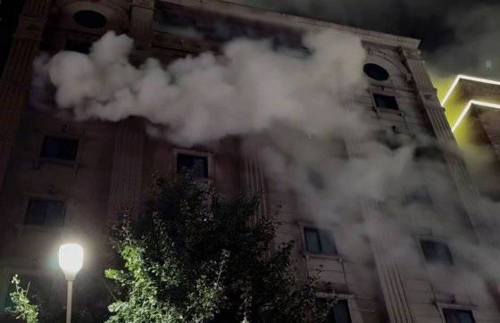 22일 오후 경기 부천 소재 한 호텔에서 불이 나 연기가 치솟고 있다. 사진 부천소방서 제공