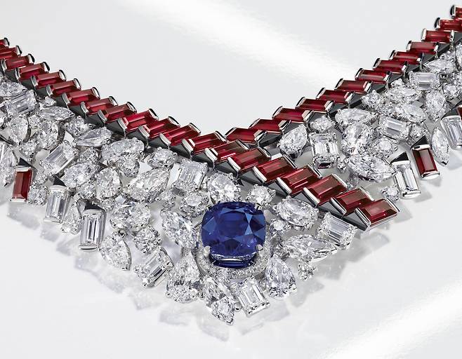 오뜨 조알러리 스포츠 컬렉션을 대표하는 그래픽 라인 네크리스. [사진 샤넬]