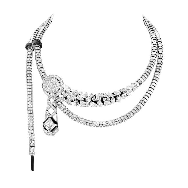 골드 슬라이더 네크리스. 버클 형태의 슬라이더를 위치에 따라 네크리스의 착용 방식을 바꿀 수 있다. 두 줄로 목에 감거나 길게 늘어뜨리는 식이다. [사진 샤넬]