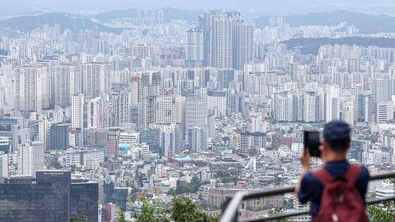 서울 중구 남산에서 바라본 시내 아파트 밀집 지역. 2024.8.21/뉴스1