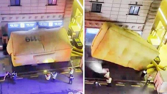 지난 22일 오후 경기 부천 한 호텔에서 난 불로 7명이 숨졌다. 건물 앞쪽에 설치한 구조용 에어매트(왼쪽 사진)가 한 명의 투숙객이 뛰어내린 뒤 뒤집혔고(오른쪽 사진), 뒤이어 뛰어내린 투숙객은 맨바닥에 떨어져 결국 2명 모두 숨졌다. 사진 MBC뉴스 캡처