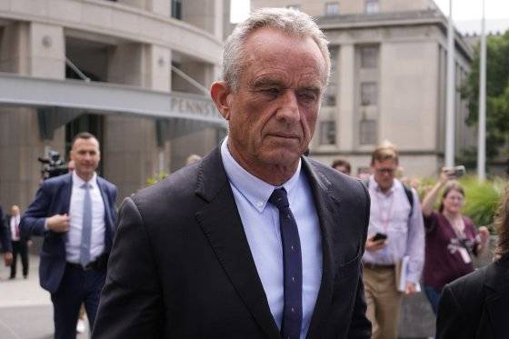 2024 미국 대선에 무소속으로 출마한 로버트 F. 케네디 주니어가 지난 20일 펜실베이니아주 해리스버그에 있는 법원을 떠나고 있다. AP=연합뉴스