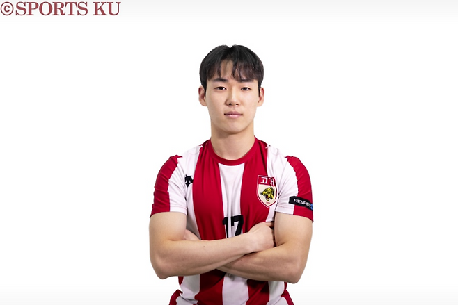고려대 시절 붉은 줄무늬 유니폼을 입고 있는 김지호. (사진 출처 - SPORTS KU)