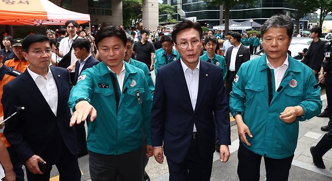 김민석 더불어민주당 최고위원이 23일 오후 경기 부천시 숙박시설 화재 현장에 도착해 현장을 둘러보고 있다. / 사진=뉴스1