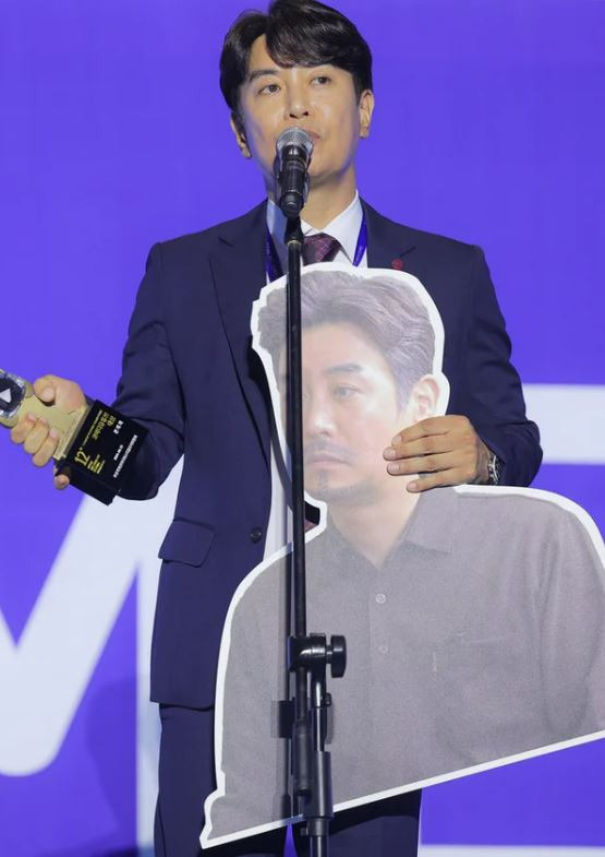 Comedian Kim Dae-hee speaks after receiving the Comedy YouTube award during the BICF opening ceremony held in Haeundae-gu, Busan, Friday. (BICF Organizing Committee)