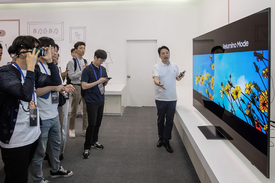 A Samsung researcher explains "Relumino Mode" on its AI TV lineup to reporters at a press event on Thursday, introducing Samsung AI TV's key features. The event took place at the electronics giant's research lab in Suwon, Gyeonggi. [SAMSUNG ELECTRONICS]