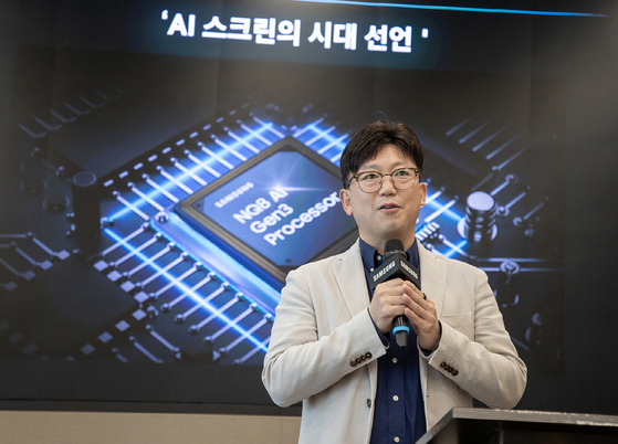 Yong Seok-woo, head of Samsung Electronics’ display division, speaks at a press event to introduce Samsung AI TV's key features at Samsung's research lab in Suwon, Gyeonggi, on Thursday.