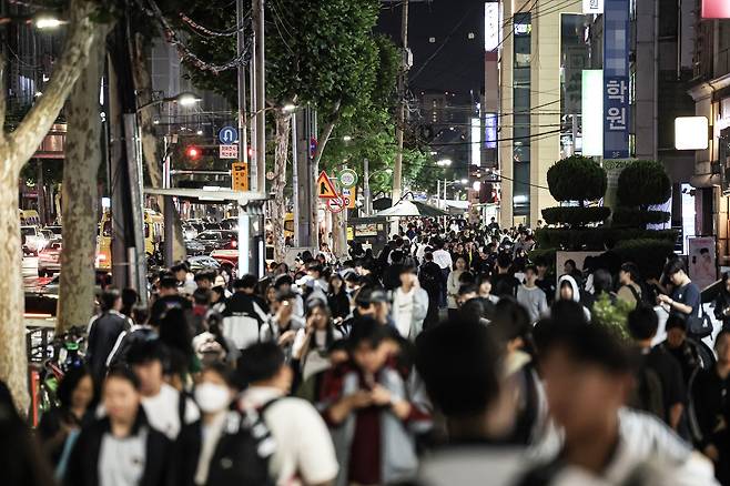 Students leave cram schools in Daechi-dong, Gangnam District, an area in southern Seoul known for its high concentration of private cram schools, at around 10 p.m. in June. [JOONGANG ILBO]