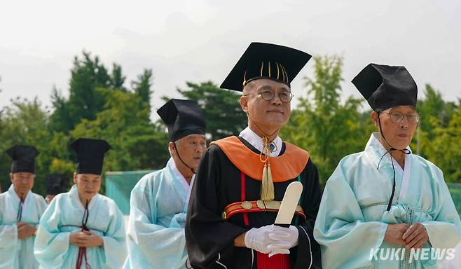 23일 서울 종로구 성균관대학교 비천당에서 열린 2024 성균관대 학위수여식 고유례에서 유지범 총장과 교무위원들이 입장하고 있다.