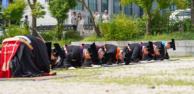 23일 서울 종로구 성균관대학교 비천당에서 열린 2024 성균관대 학위수여식 고유례에서 유지범 총장과 교무위원들이 식을 거행하고 있다.