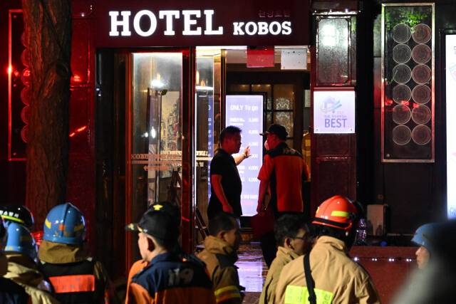 22일 오후 7시39분께 부천시 원미구의 호텔 8층에서 난 불로 투숙객 7명이 숨지고 12명이 중경상을 입었다. 사진은 화재 현장. 조주현기자