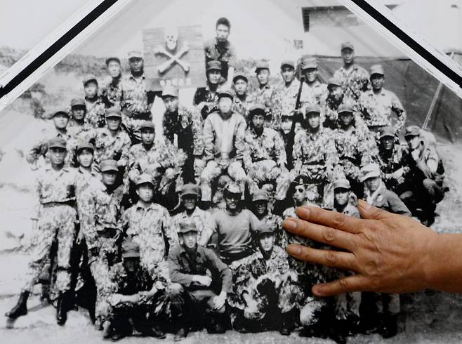 부대원들은 수류탄을 터트려 자폭했고, 생존자 4명은 군사재판에 회부돼 1972년 3월10일 사형에 처해졌다. 사진은 지난 2017년 8월 경기 고양시 벽제동 육군 제11보급대대 제7지구 신축봉안소에서 열린 '고(故) 실미도 공작원 합동봉안식'에서 유가족들이 사진을 만져보는 모습. /사진=뉴시스