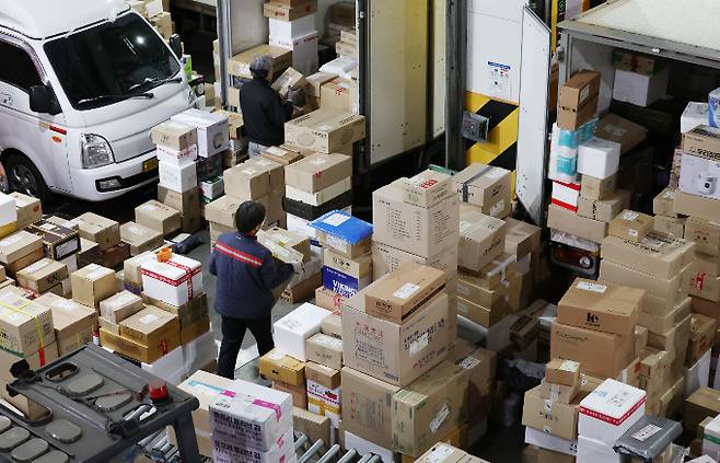 온라인 쇼핑몰 운영자들이 CJ대한통운의 주7일 택배 추진 방침에 우려의 목소리를 냈다. 지난 2월 서울 송파구 서울복합물류단지에서 택배 기사들이 상차 작업을 하고 있다. /사진=뉴스1