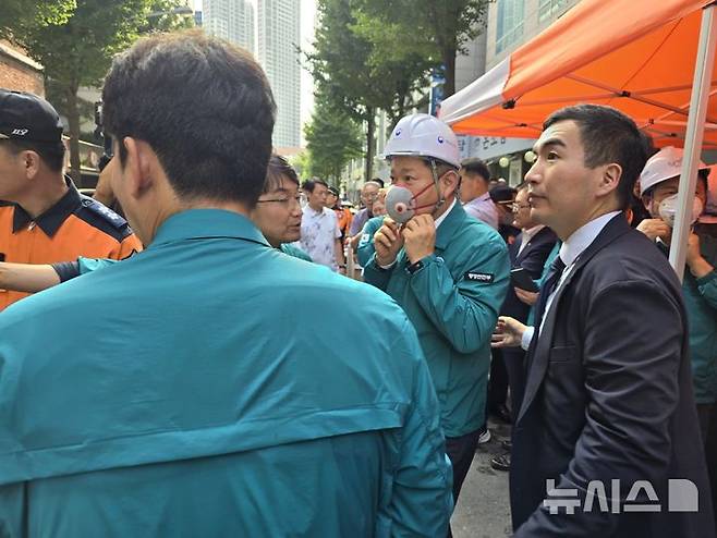 [부천=뉴시스] 정일형 기자 = 이상민 행정안전부 장관이 23일 오전 19명의 사상자가 난 경기 부천시 중동 호텔 화재현장을 찾아 현장 점검을 하고 있다.  2024.08.23. jih@newsis.com