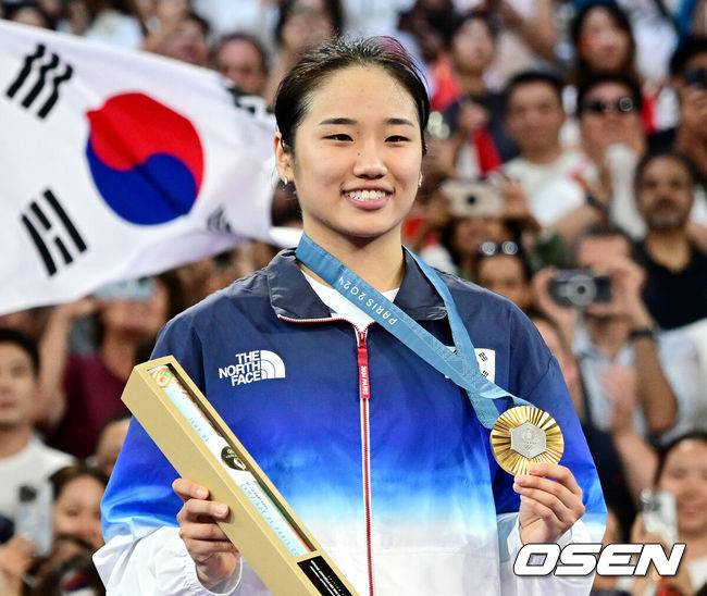[OSEN=파리(프랑스), 최규한 기자] 5일(한국시간) '셔틀콕 여제' 안세영(22, 삼성생명)이 꿈에 그리던 올림픽 금메달을 목에 걸었다.세계 랭킹 1위 안세영은&nbsp;5일 오후(이하 한국시간) 프랑스 파리 포르트 드 라샤펠 경기장에서 열린 2024 파리올림픽 배드민턴 여자 단식 결승전에서 랭킹 9위 허빙자오(중국)를 2-0으로 꺾고 금메달을 획득 했다. &nbsp;한국 안세영이 금메달과 함께 포즈를 취하고 있다. 2024.08.05 / dreamer@osen.co.kr
