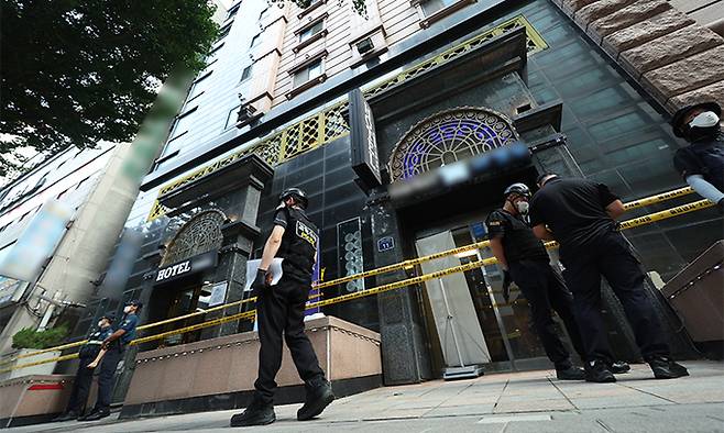 23일 전날 화재가 발생한 경기 부천시의 한 호텔에서 경찰 및 소방 관계자 등이 합동 감식을 벌이고 있다. 연합뉴스