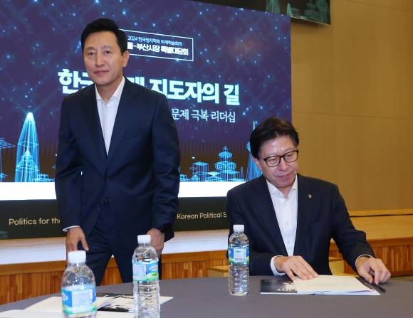 특별대담 갖는 서울·부산 시장 - 오세훈 서울시장과 박형준 부산시장이 23일 오전 부산 동서대 센텀캠퍼스에서 ‘한국 미래 지도자의 길-2030 도시, 국가, 글로벌 문제 극복 리더십’을 주제로 열린 특별대담 참석하고 있다. 부산 연합뉴스