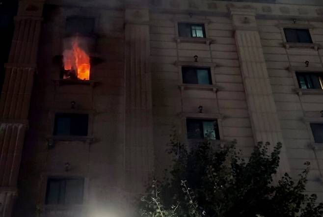 8월22일 경기 부천의 한 숙박시설에서 불길이 치솟고 있다. ⓒ 부천소방서 제공