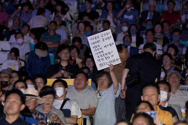 8월18일 서울 송파구 올림픽체조경기장에서 열린 더불어민주당 전당대회에서 정봉주 최고위원 후보가 연설하자 일부 당원이 피켓을 들고 정봉주 후보 퇴출을 요구하고 있다. ⓒ시사저널 이종현