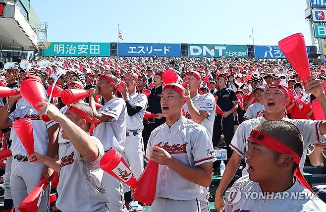 '교토국제고 이겨라' (니시노미야[일본]=연합뉴스) 류영석 기자 = 23일 일본 효고현 니시노미야 한신 고시엔구장에서 열린 일본 전국 고교야구선수권대회(고시엔) 결승전 교토국제고와 간토다이이치고 경기. 
    일본 내 한국계 민족학교인 교토국제고 재학생들이 선수들을 응원하고 있다. 2024.8.23 ondol@yna.co.kr