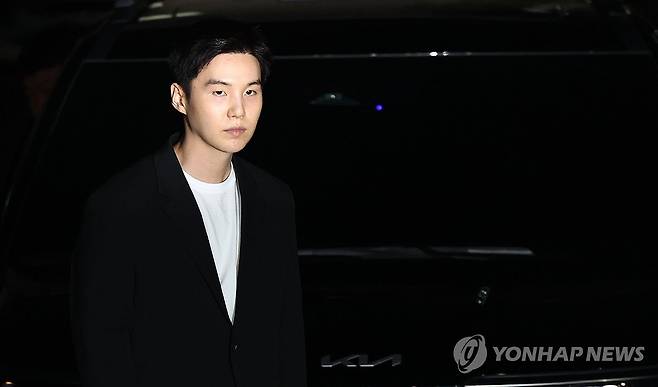 '전동스쿠터 음주운전' BTS 슈가 경찰 출석 (서울=연합뉴스) 김인철 기자 = 만취 상태로 전동스쿠터를 몬 혐의를 받는 그룹 방탄소년단(BTS)의 슈가(민윤기)가 경찰 조사를 위해 23일 오후 서울 용산경찰서로 출석하고 있다. 2024.8.23 yatoya@yna.co.kr